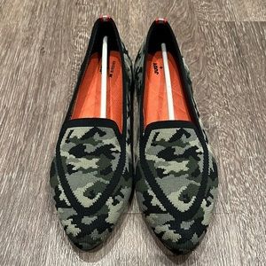 NWT DISCONTINUED Limited Edition Birdies + JUDY camo flats Sz 8.5